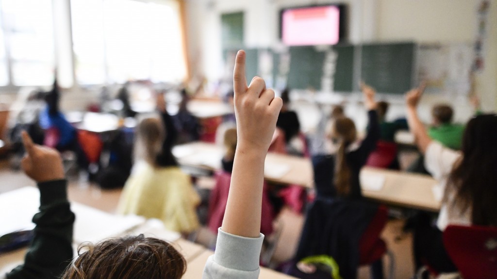 Eine Grundschülerin meldet sich im Unterricht