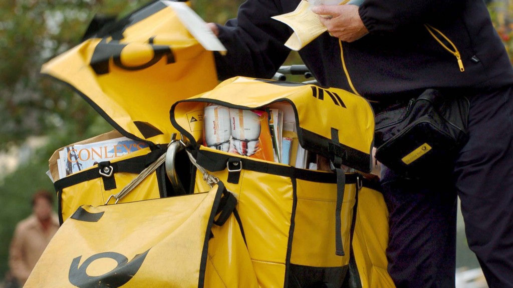 Briefträger mit Packtaschen