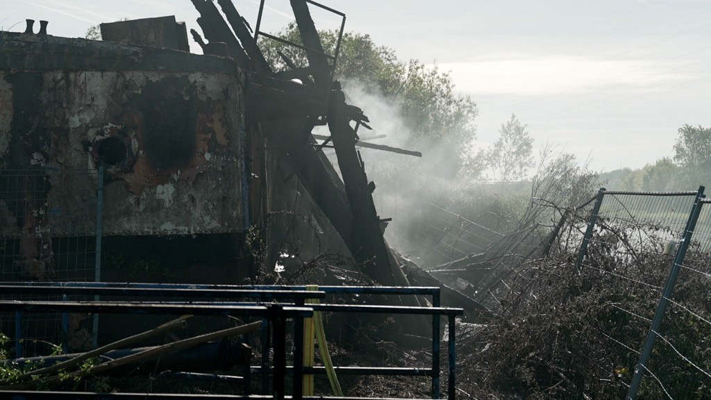 Feuerwehreinsatz beim ausgbrannten Schiffswrack „Vaterland