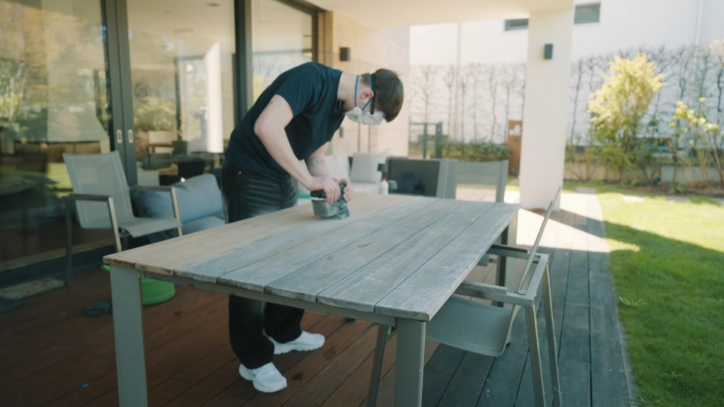 Foto: Mann bearbeitet Gartentisch