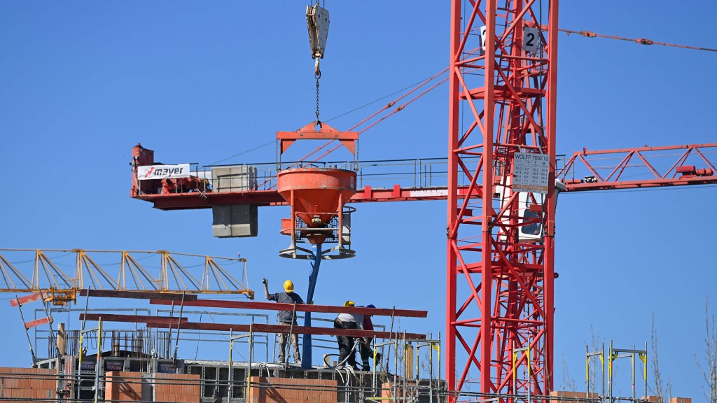 Ein Baukran über einem Gebäude