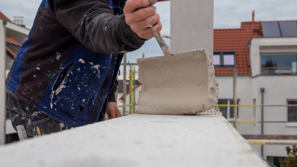 Ein Maurer arbeitet auf einer Baustelle