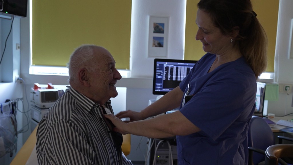 Foto: Ein Patient mit Herzschrittmacher wird untersucht 