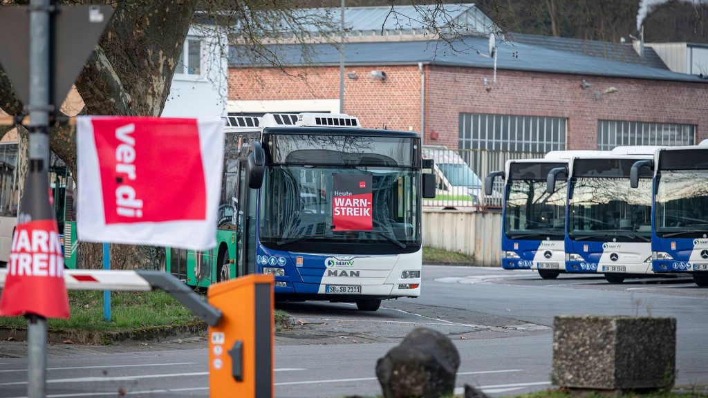 Foto: Linienbusse stehen im Depot während eines Streiks im ÖPNV