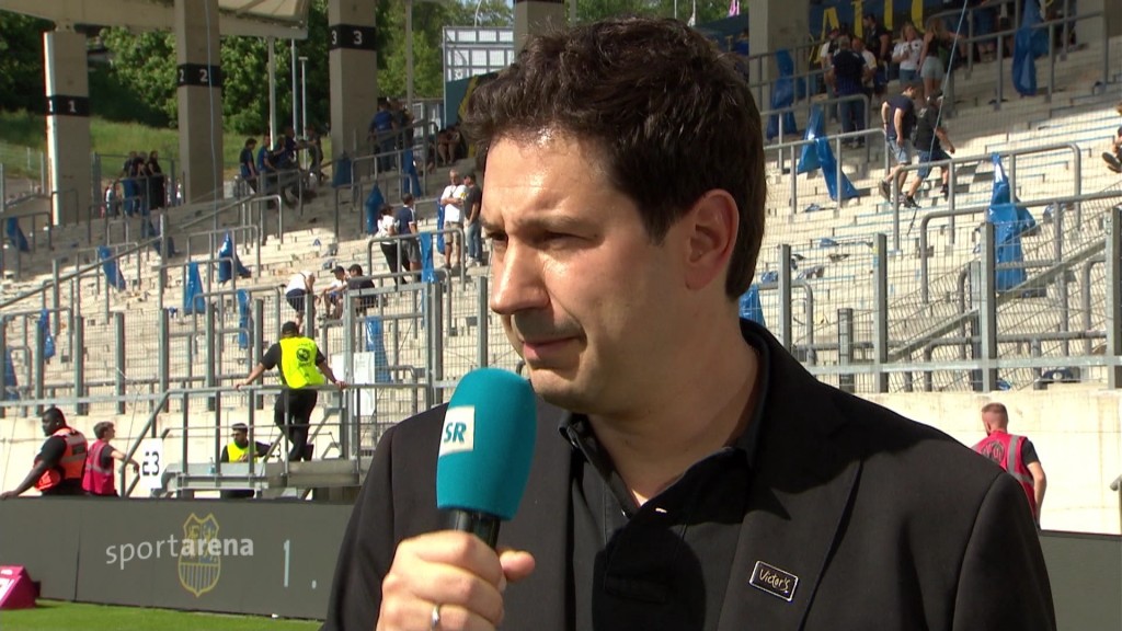 Foto: FCS-Trainer Giannikis nach Sieg im Südwest-Derby im SR-Interview