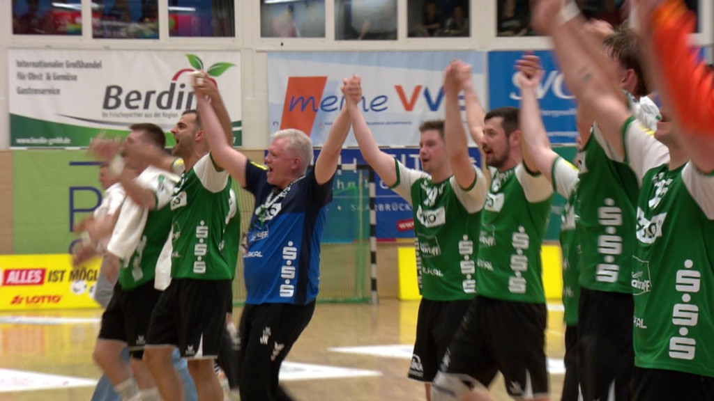 Foto: HG Saarlouis feiert Sieg mit Fans