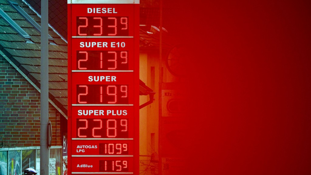 Foto: Spritpreise sind auf der Anzeigetafel einer Tankstelle zu sehen