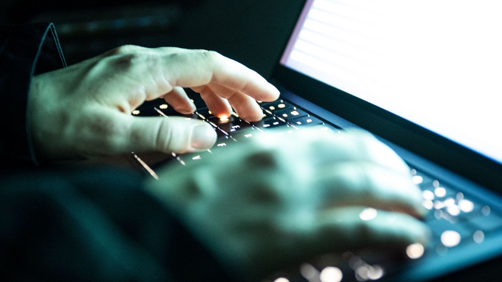 Jemand tippt mit den Fingern auf einer beleuchteten Laptop-Tastatur