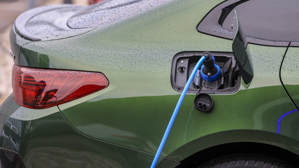 Ein Elektrofahrzeug an einer Ladesäule