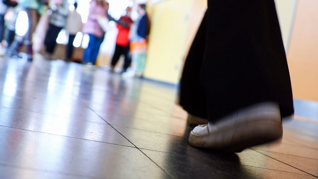 Schüler auf dem Flur vor den Klassenzimmern