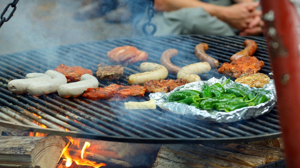 Schwenkgrill über Buchenfeuer