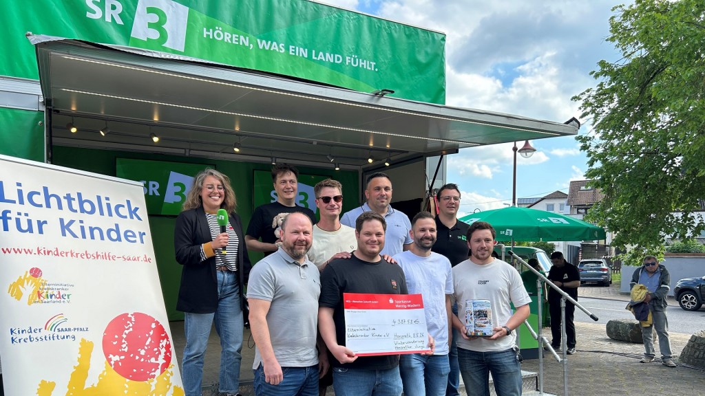 Scheckübergabe der Schnapswanderer