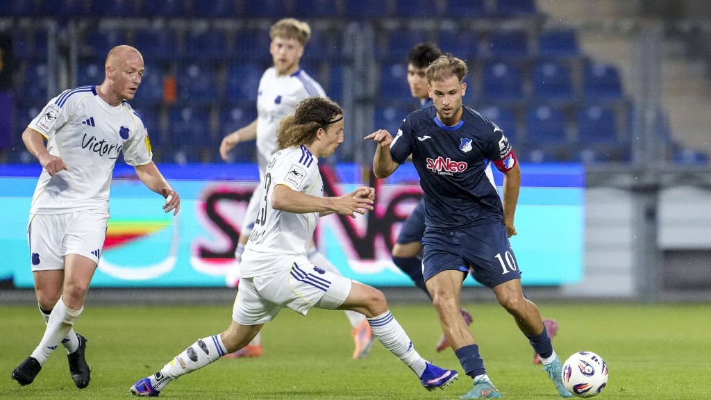 Tim Civeja (FCS) und Luka Djuric im Zweikampf