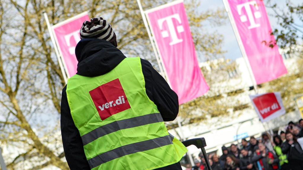 Verdi-Streikender vor Telekom-Gebäude