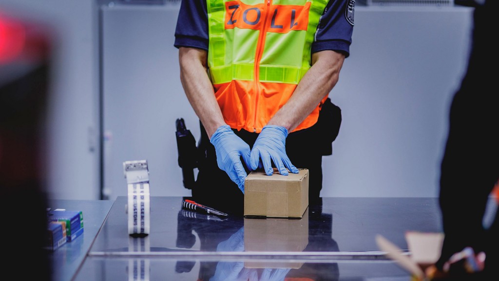 Foto: Kontrolle von Paketen durch Beamte des Zolls