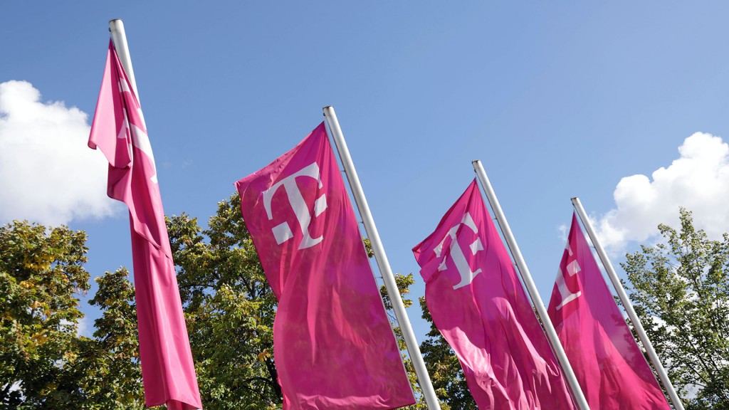 Werbefahnen der Telekom wehen im Wind