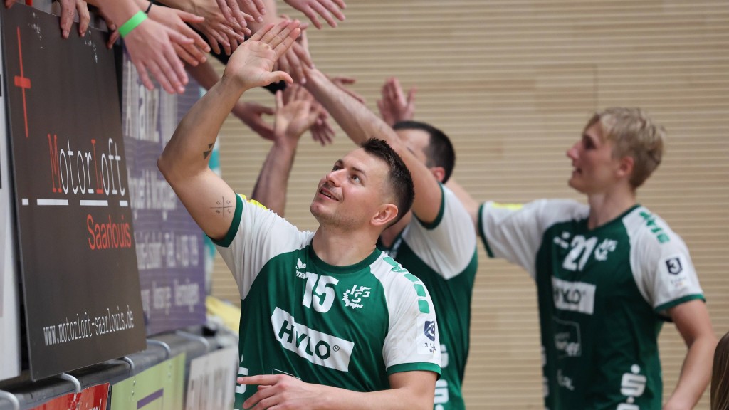 Yves Kunkel von der HG Saarlouis klatscht mit den Fans ab.