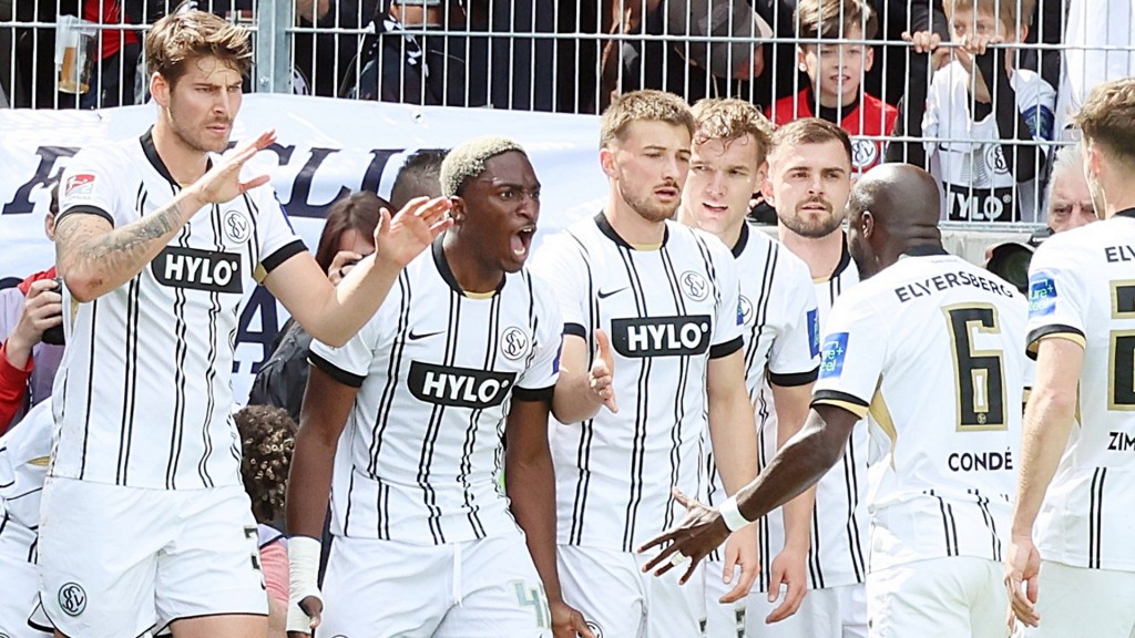 Foto: Die SV Elversberg bejubelt das 2:0 gegen Preußen Münster