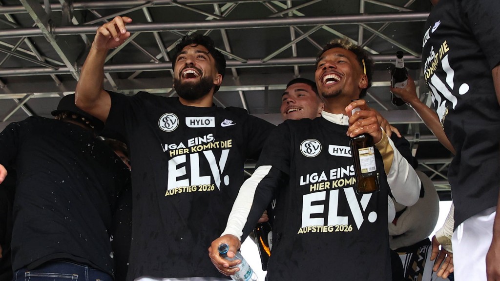 Die Mannschaft der SV 07 Elversberg feiert auf eine Bühne den Aufstieg in die 1. Bundesliga.