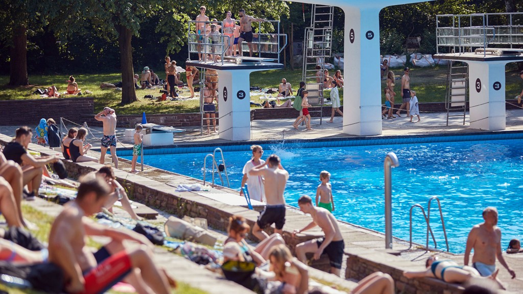 Menschen im Freibad