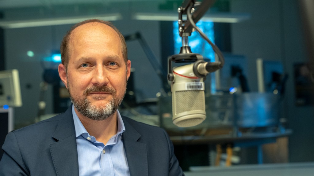 Foto: Daniel Hager im SR 2-Studio