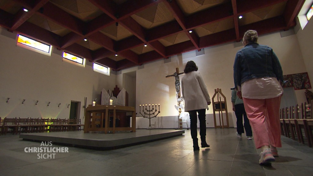 Foto: Drei Frauen in einer Kirche