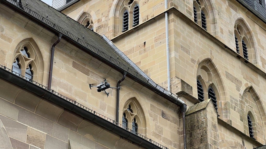 Eine Drohne vermisst die Abtei Tholey
