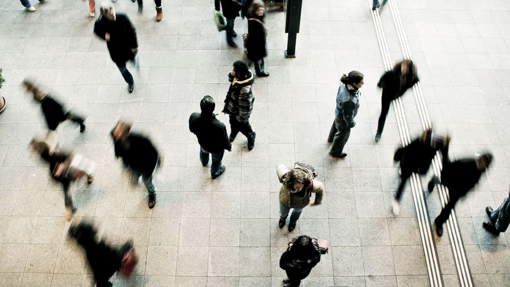 Foto: Menschen gehen über einen Platz