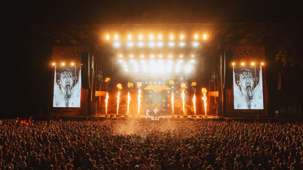 Rocco del Schlacko: Die Mainstage mit Publikum bei Nacht