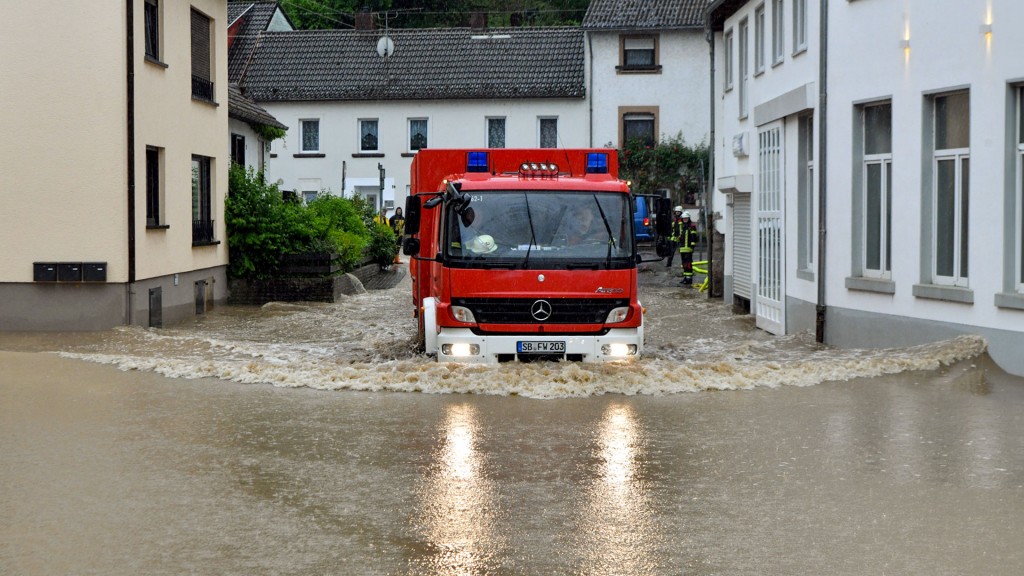 Feuerwehrfahrzeugs bei Hochwasser in Fechingen
