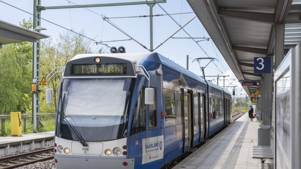 Eine Saarbahn an einer Haltestelle