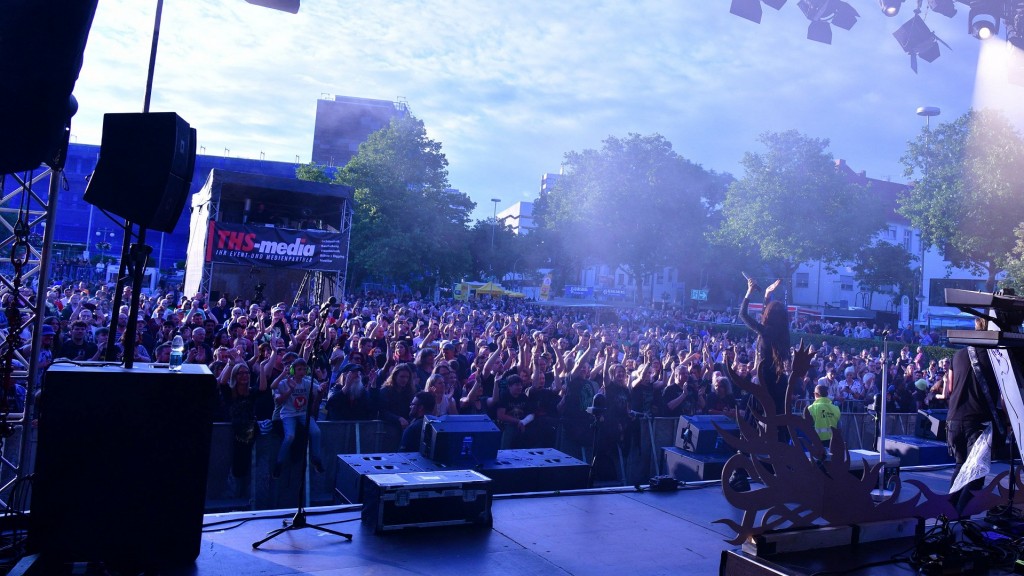 Altstadtfest Saarbrücken. Bühne mit Besuchern auf dem St. Johanner Markt 