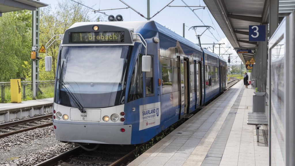 Saarbahn an einer Haltestelle