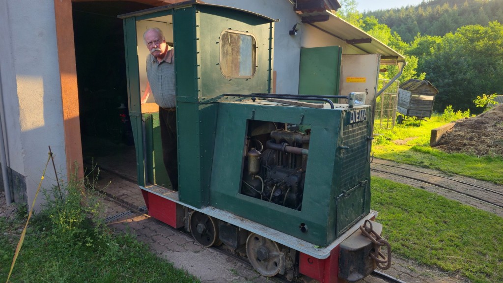 Bernhard Schramm in seiner Feldbahn in Weiskirchen