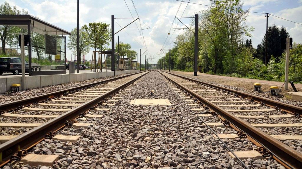 Leere Saarbahnschienen an der Haltestelle Heusweiler Markt
