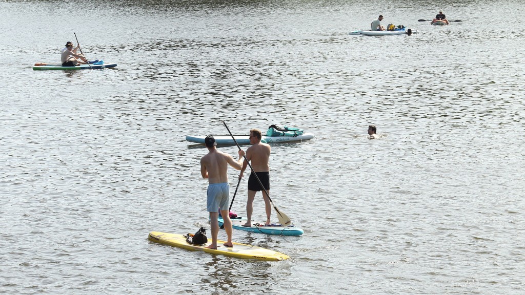 Zwei Männer auf Stand-up-Paddle-Boards