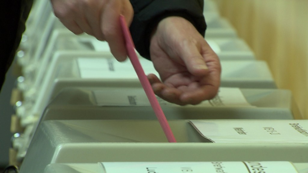 Foto: Briefwahl wird in die Wahlurne eingeworfen