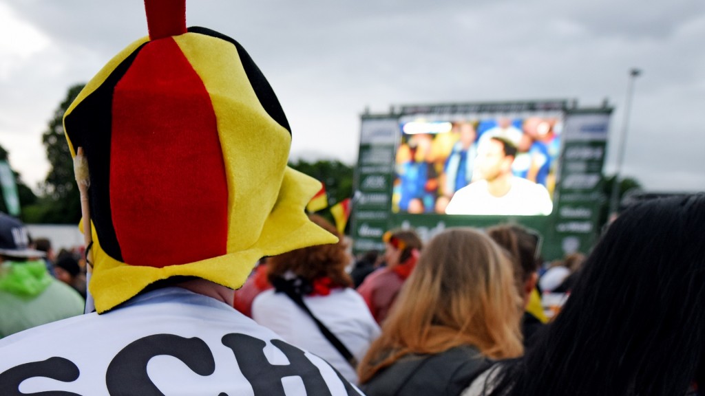 Fußballfans verfolgen beim Public Viewing ein Spiel