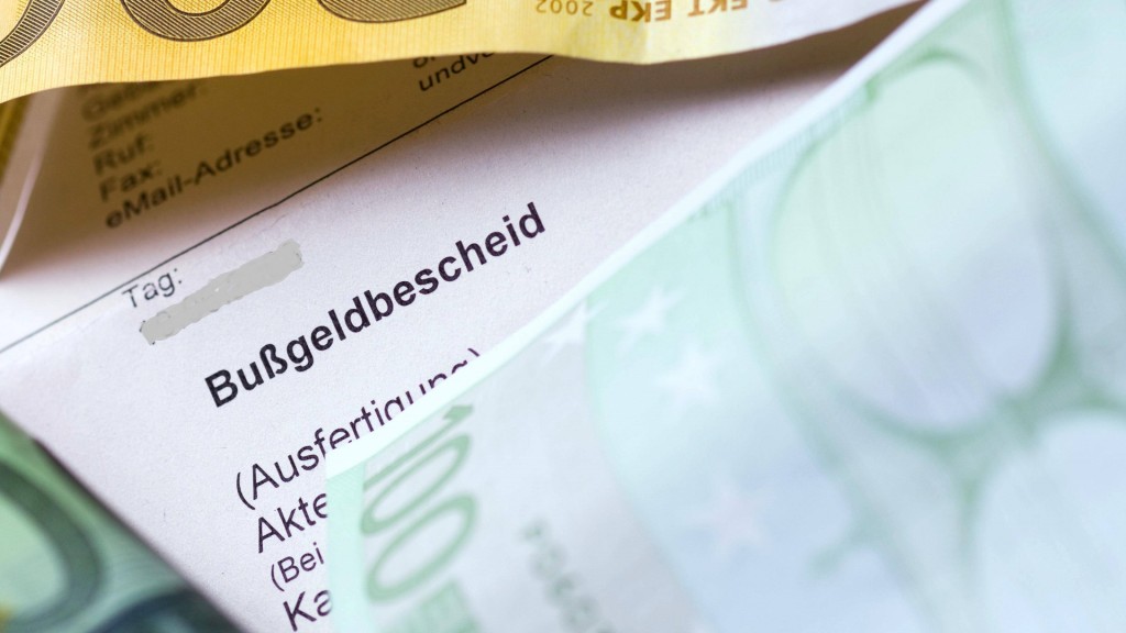 Bußgeldbescheid mit Euroscheinen
