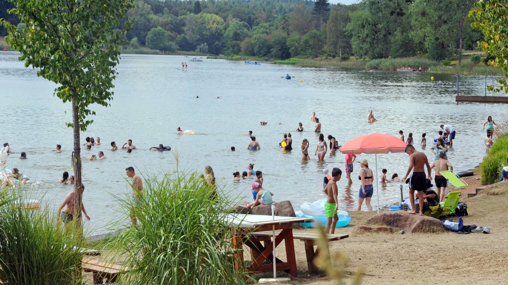 Der Losheimer Stausee ist bei den hohen Temperaturen gut besucht.