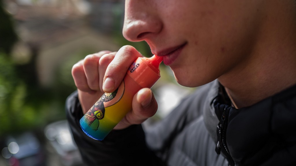 Jugendlicher mit einer E-Zigarette