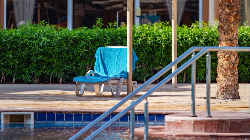Ein Pool mit Liegestuhl
