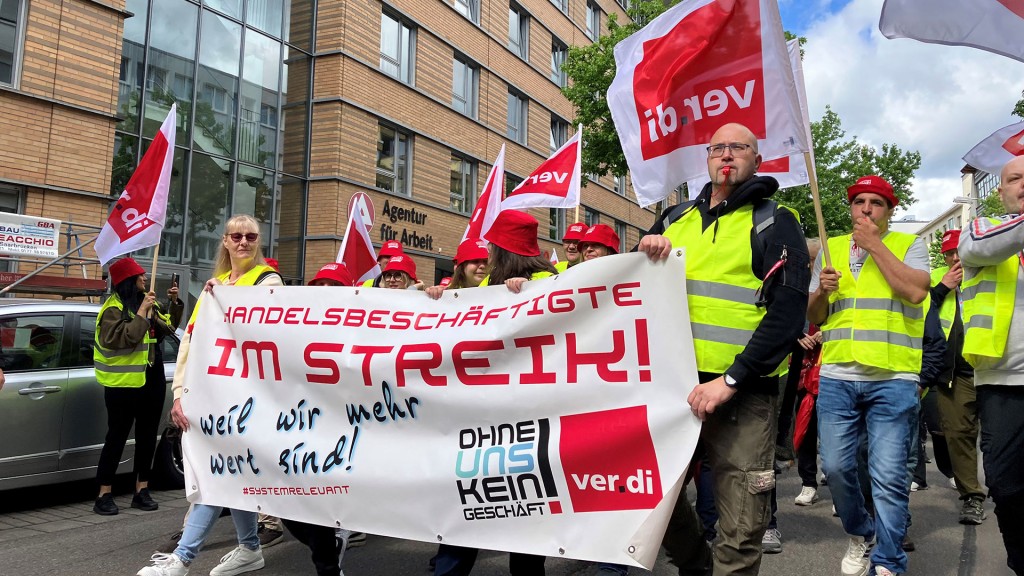 Foto: Verdi-Fahnen werden nach oben gehalten.