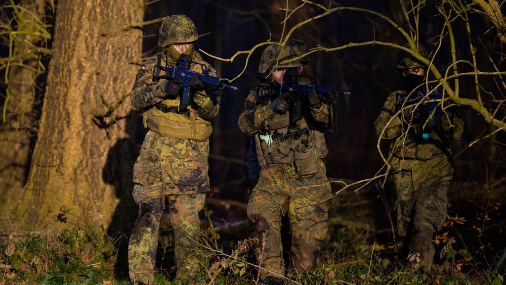 Bundeswehrsoldaten während einer Übung im Wald
