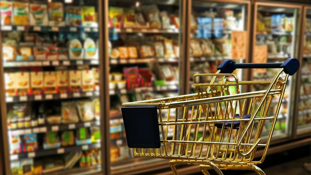 Foto: Ein Einkaufswagen vor dem Kühlregal im Supermarkt