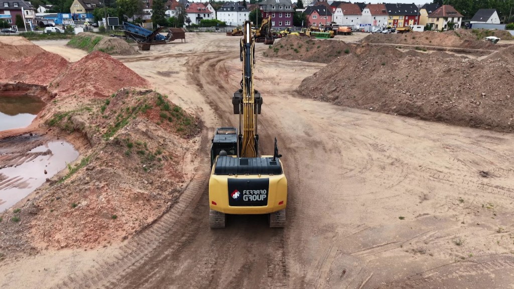 Foto: Ein Bagger auf einer Baustelle in Homburg