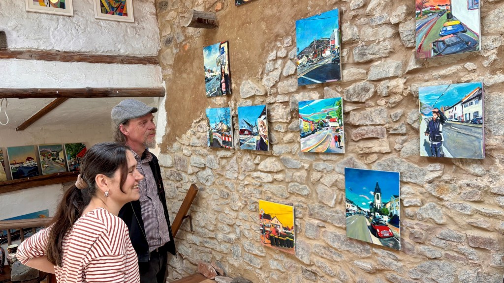 Foto: Natalie Kolaric und Axel Krämer in ihrer Stallgalerie