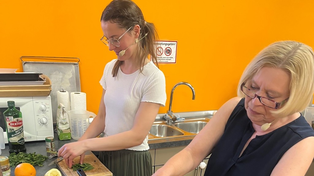 Jana Lützenkirchen und Barbara Grech beim Kochen