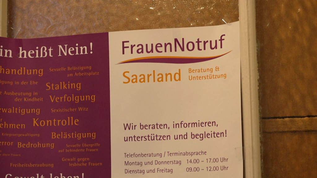 Schild für den Frauennotruf