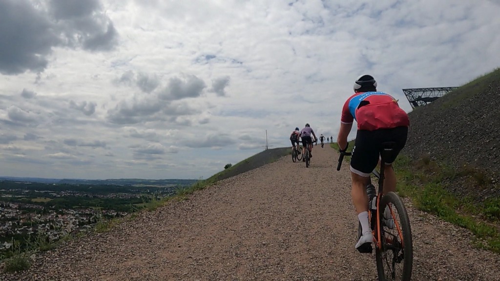 Foto: Fahrradfahrer fahren einen Berg hoch